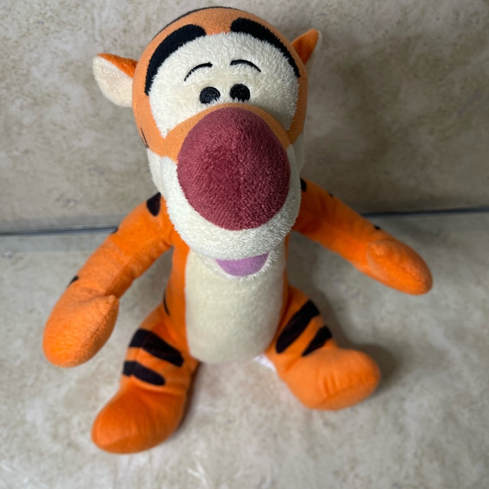 Disneys tigger from Winnie the Pooh Box L